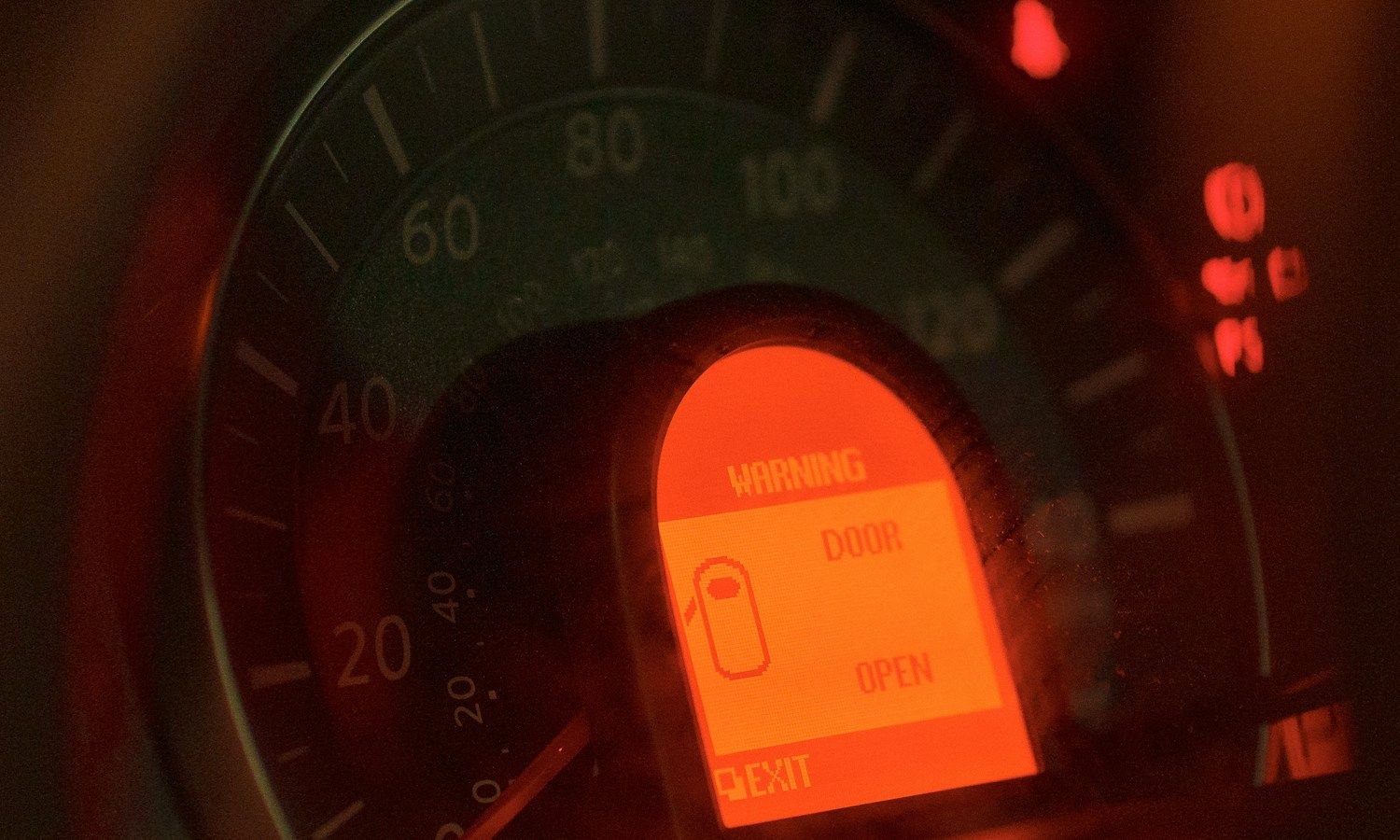 Põlevad hoiatustuled auto armatuurlaual