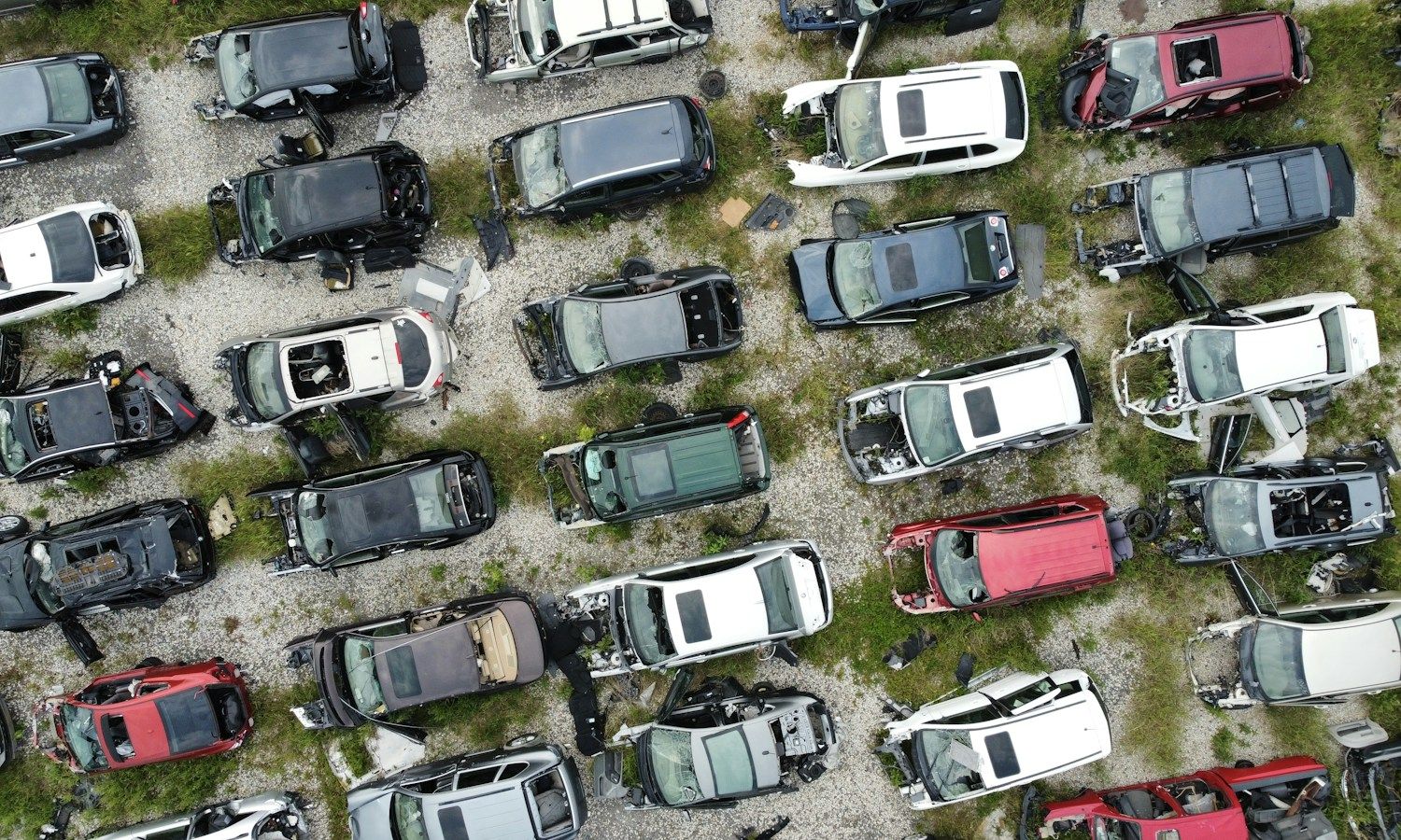Õhuvaade romulas paiknevatele kasutusest kõrvaldatud autodele