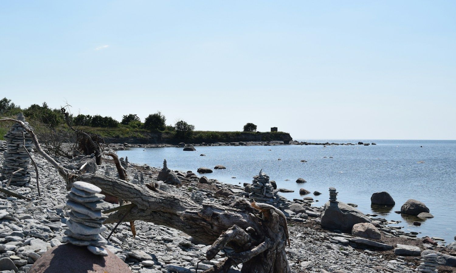Saaremaa kivine rannik ja meri reisiplaani illustreerimas