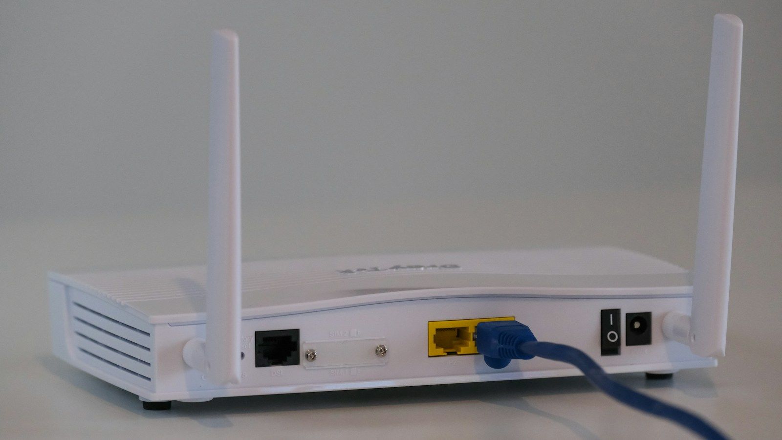 Valge kodune Wi-Fi ruuter laual